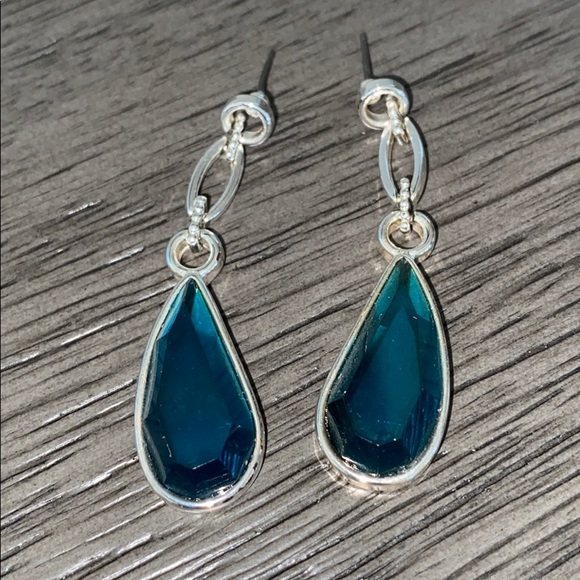 Earrings And Necklace Set For Pierced Ears - Picture 3 of 4